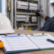 Technicien réalisant une vérification électrique sur une installation professionnelle